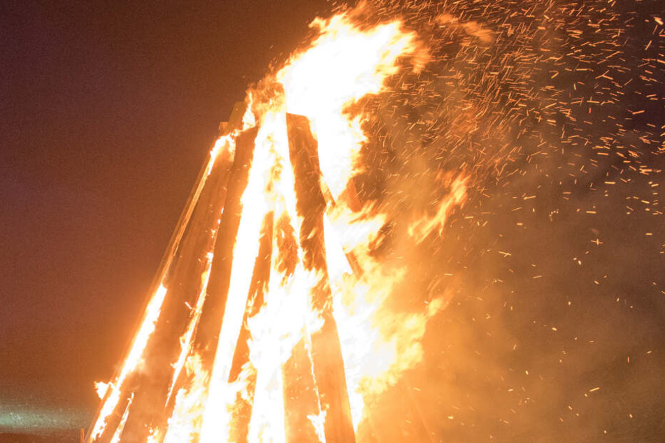 Damit das Holz besser brennt, goss der Mann Bioethanol nach. (Symbolbild)