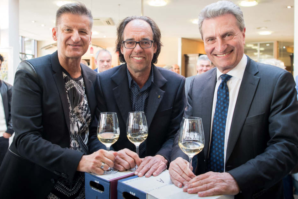 Sänger Hartmut Engler (links) mit den früheren "Weingenießern des Jahres" Christoph Sonntag (Mitte) und Günther Oettinger (rechts).