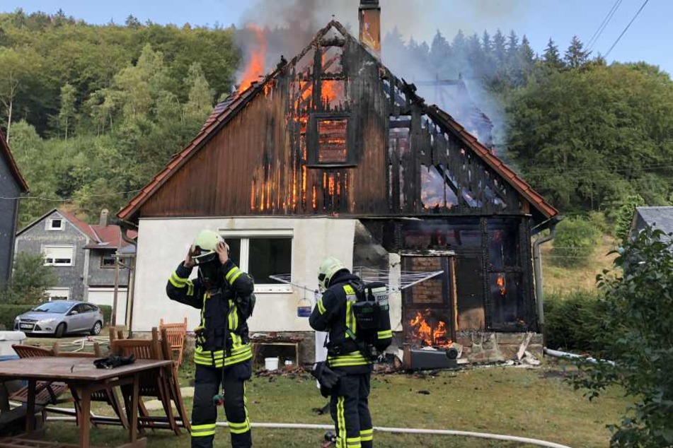 Meterhoch schlugen die Flammen aus dem Dachstuhl.