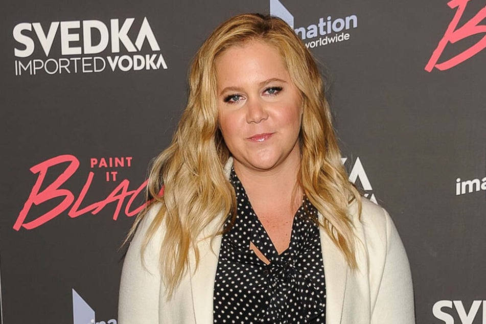 Sie zeigt sich beim Milch-Abpumpen und mit zerzausten Haaren: Amy Schumer (38) ist keine, die ihren Körper nach der Geburt versteckt.
