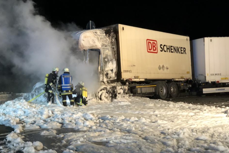 Die Fahrzeuge brannten völlig aus.