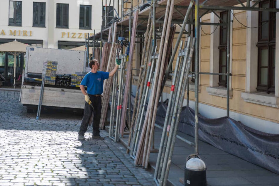 Bereit für frische Farbe. Die erste Fassade des Kempi ist eingerüstet.