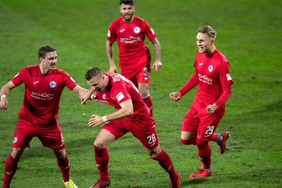 Florian Hartherz (Nr. 28) jubelt mit seinen Teamkollegen über seinen 1:0-Siegtreffer.