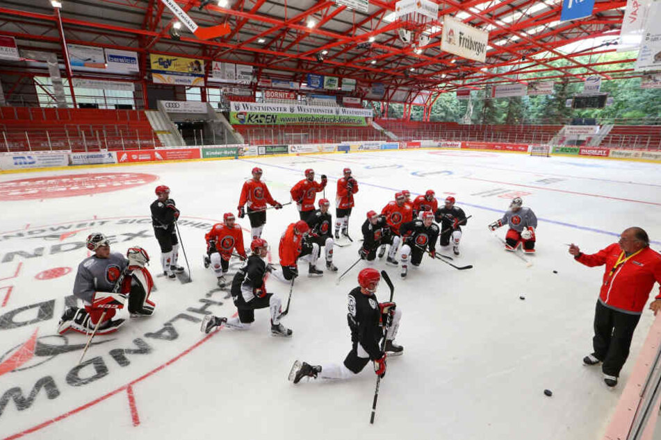 Alles hört auf mein Kommando: Eispiraten-Chefcoach Kim Collins erklärt seinen Jungs auf dem Eis die Spielzüge.