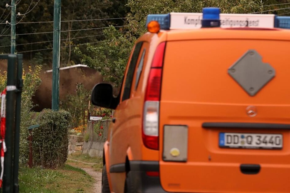 Erde wird durch die Luft gewirbelt, als die Sprengung erfolgt.