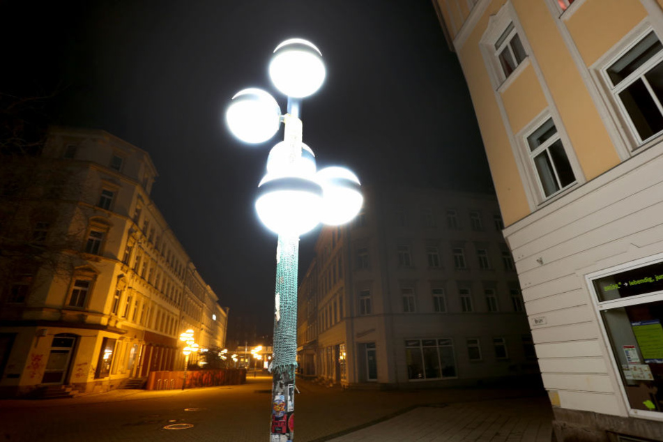 Auf dem Brühl leuchtet bereits die erste LED-Lampe.1000 alte Birnen sollen pro Jahr gegen moderne Lichter ausgetauscht werden.