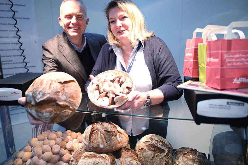 Thomas Pollmeier und eine Mitarbeiterin von der Bäckerei Lechtermann Pollmeier.