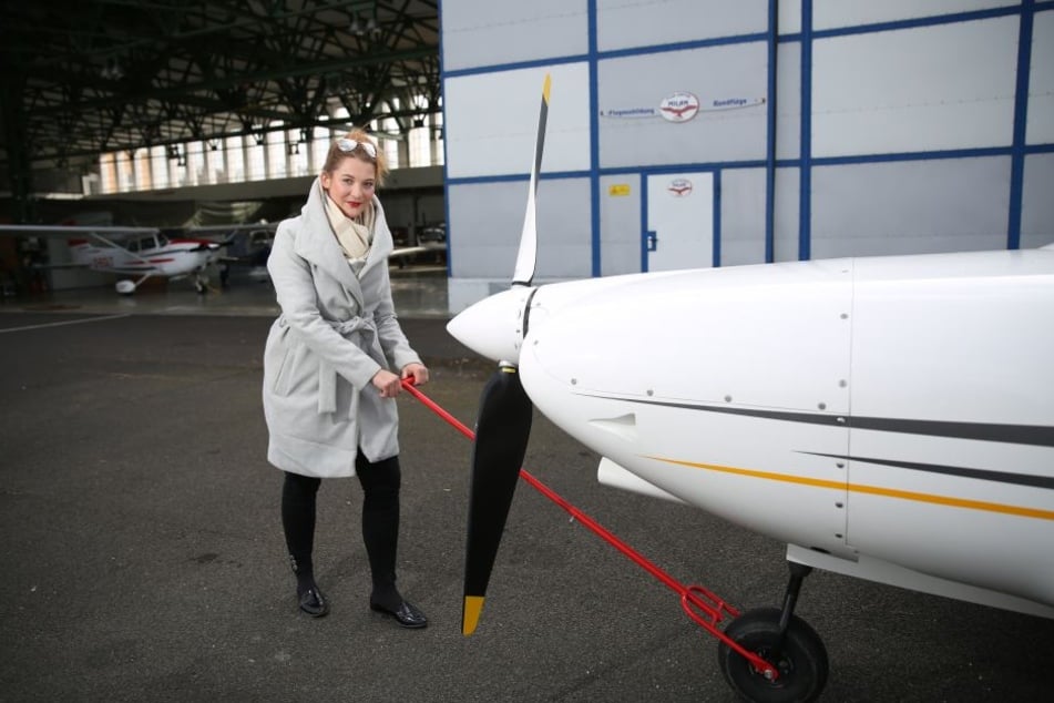 Selbst ist die Frau: Lisa Zosel (26) zieht ihre Maschine am Kamenzer Hangar
aufs Rollfeld.