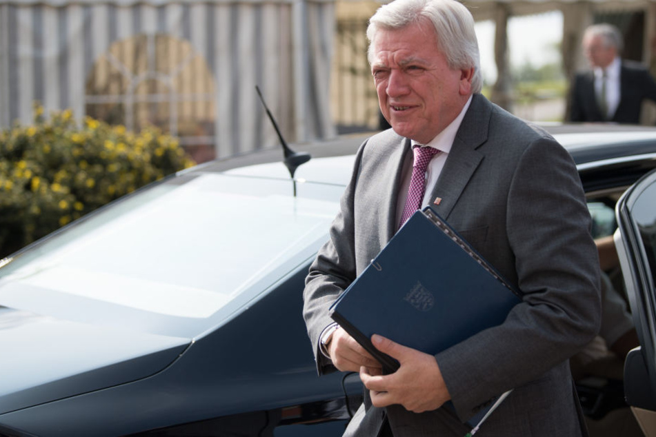 Volker Bouffier ist gegen Fahrverbote. Stattdessen will er die blaue Plakette einführen. (Symbolbild)