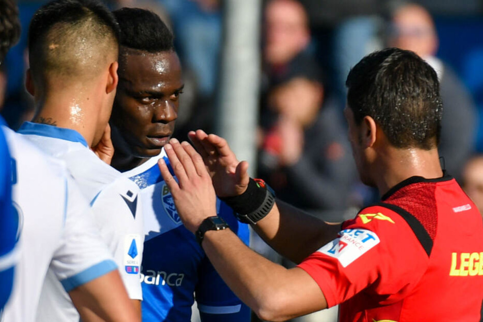 Erneut rassistische Rufe gegen Stürmerstar Mario Balotelli. Das Spiel wurde vom Unparteiischen kurzzeitig unterbrochen.