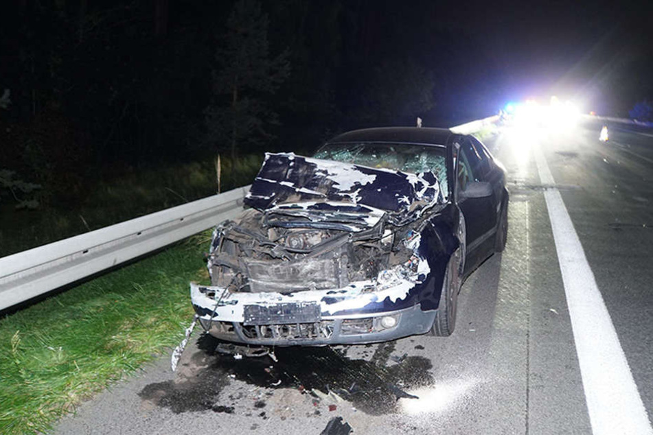 Die Front des Fahrzeugs ist aufgrund des Aufpralls stark beschädigt und eingedrückt. Die Airbags wurden ausgelöst.