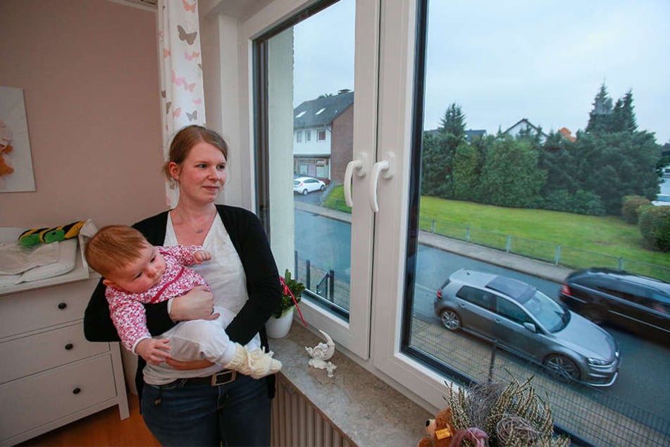 Dana Born und ihre Tochter Inga werden immer wieder von lauten mysteriösen Knall aufgeweckt.