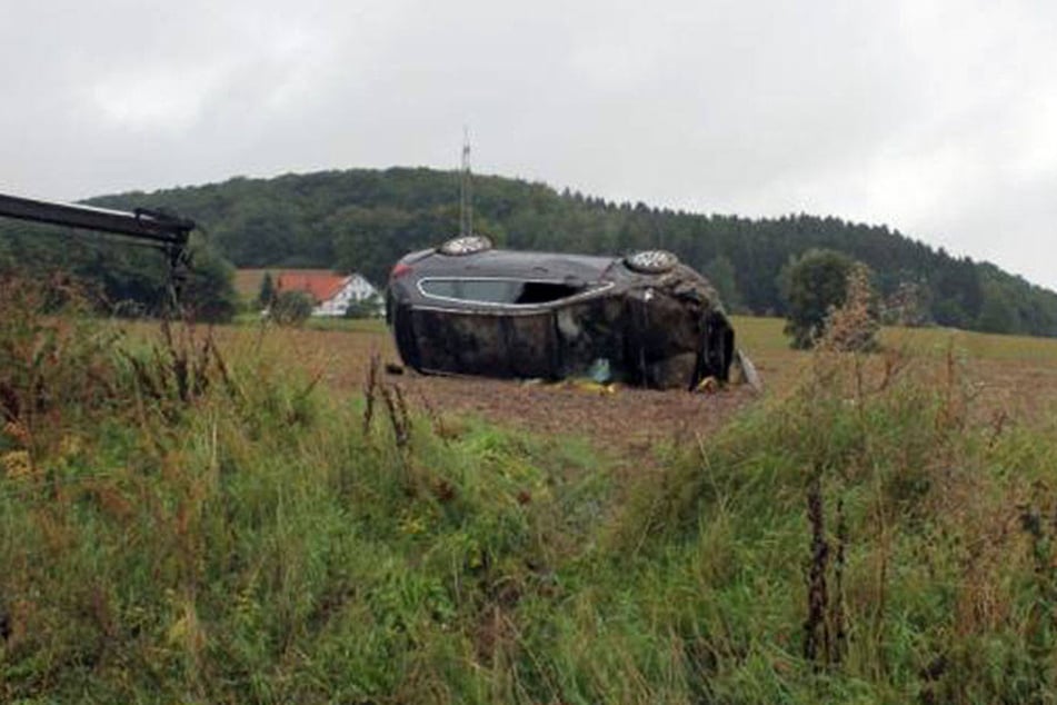 Das Auto überschlug sich und blieb auf der Seite liegen.
