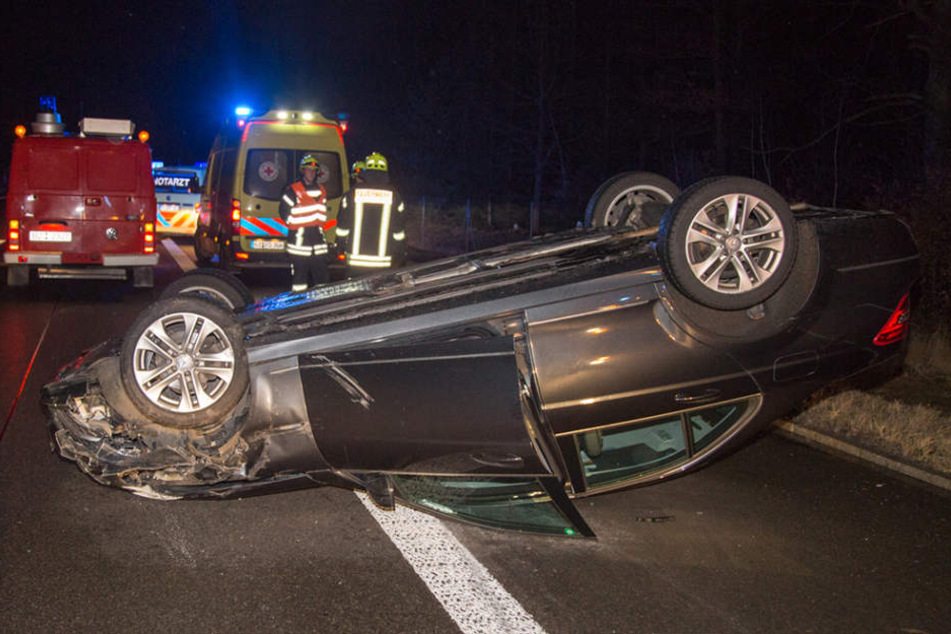 Auf der A4 Richtung Dresden hat sich am Donnerstagabend ein Mercedes überschlagen, nachdem er mit einem Opel zusammengekracht sein soll.