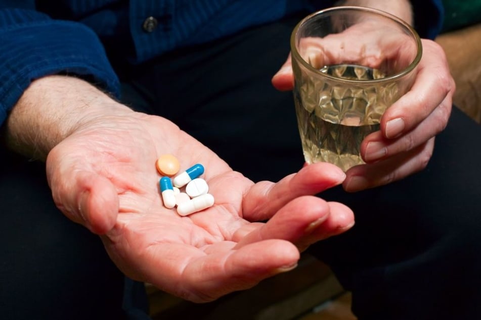 Sie hatte ihrem Mann Schmerztabletten mitgebracht. Die fallen jedoch in dessen Herkunftsland unter das Betäubungsmittelgesetz.