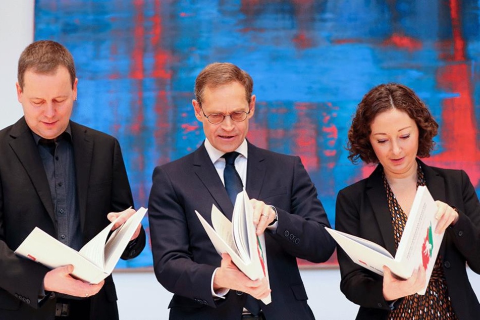 Sie regieren jetzt gemeinsam: Der Berliner Landesvorsitzende von Die Linken, Klaus Lederer (li.), Berlins Regierender Bürgermeister Michael Müller (SPD) und die Fraktionsvorsitzende von Bündnis 90/Die Grünen, Ramona Pop.