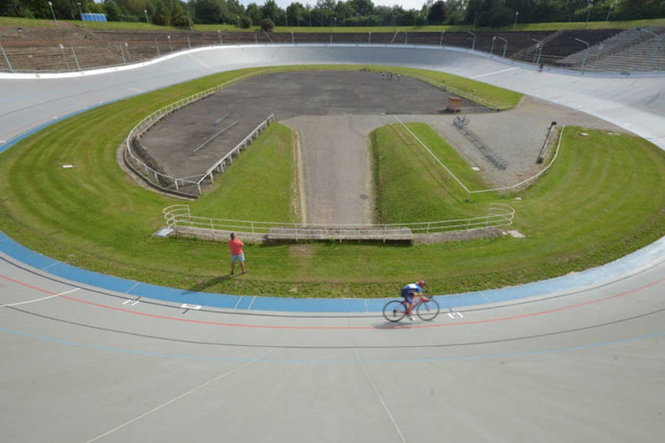 Zu glatt: Der neue Belag der Radrennbahn im Sportforum erhält einen neuen Belag. Der soll stumpfer sein und 60 000 Euro kosten.