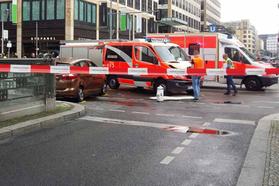 Polizei und Feuerwehr sind vor Ort und sicherten die Unfallstelle ab.