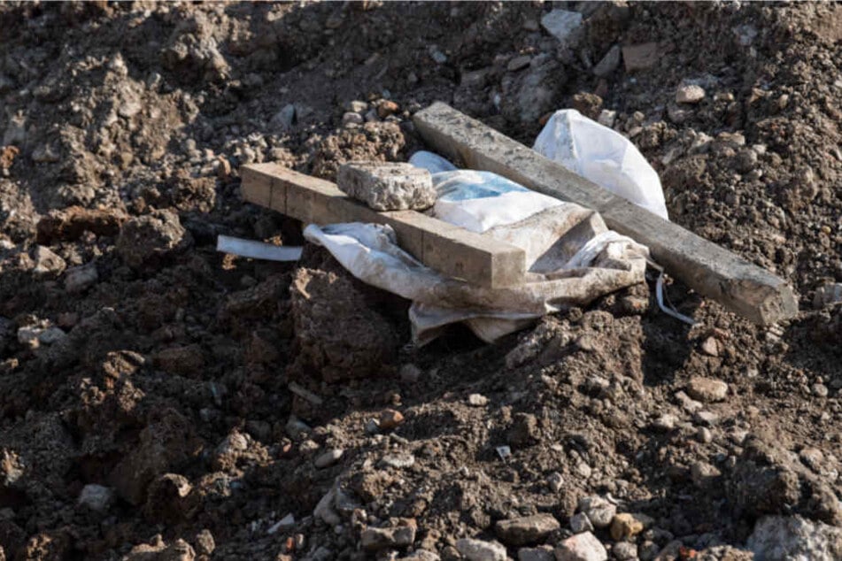 Unter einer Plastikplane liegt der Blindgänger, der im Gallus-Viertel entdeckt wurde.