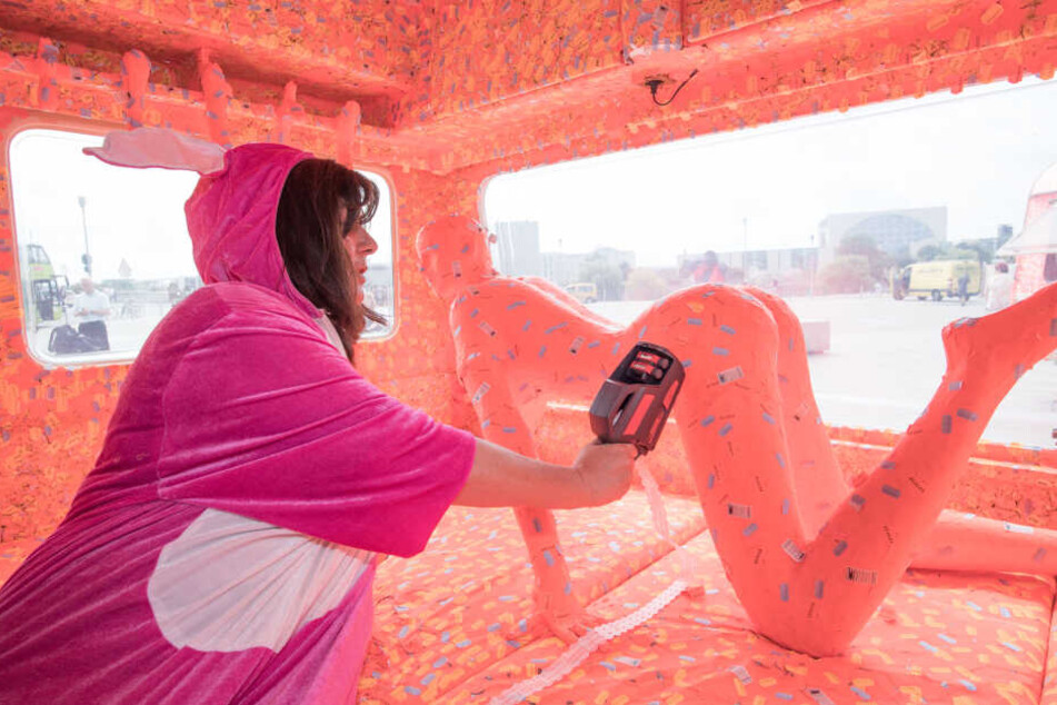 Elke Winkelmann vom Bundesverband sexueller Dienstleistungen klebt im Rahmen einer Kunstaktion von der Kampagne "Sexarbeit ist Arbeit. Respekt!" Preisetiketten auf eine Schaufensterpuppe in einem Lovemobil.