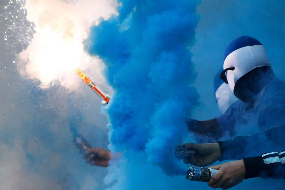 HSV-Fans zünden Pyro-Technik, dafür muss der Verein nun Strafe zahlen.
