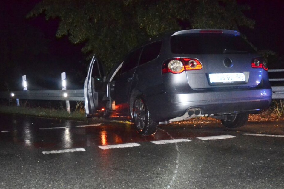 Der Wagen blieb in der Leitplanke hängen.