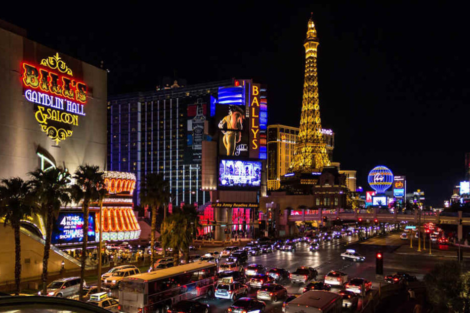 Auf dem Las Vegas Strip sorgen über 20.000 Kilometer
Neon-Röhren dafür, das die Nacht zum Tag wird.