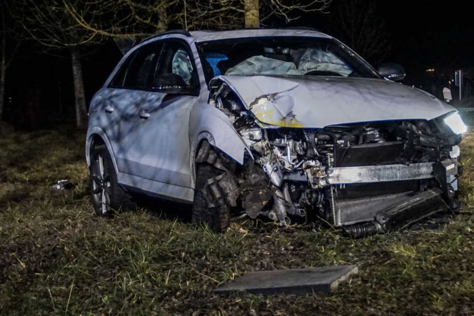 Die Frau befreite sich leichtverletzt aus dem Wrack ihres Wagens.