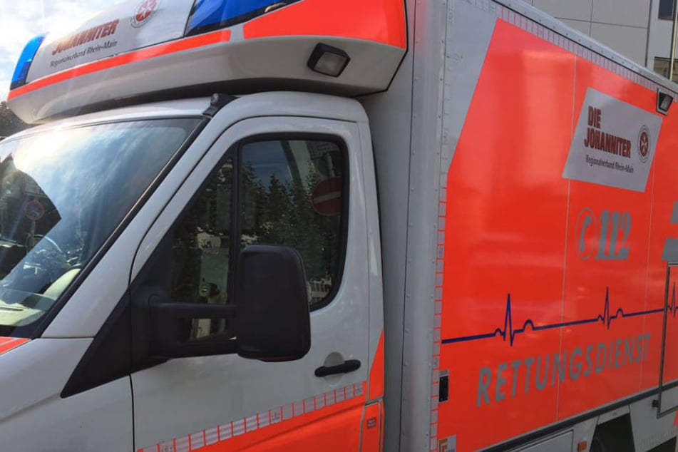 Der 20-Jährige geriet in den Gegenverkehr und prallte in zwei andere Autos.(Symbolbild)