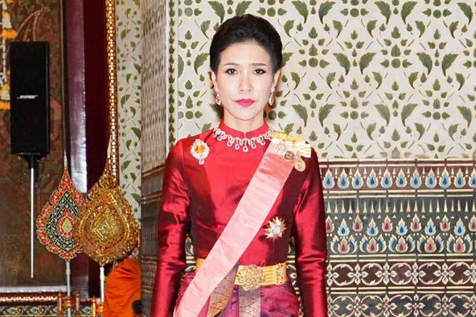 Sineenat Wongvajirapakdi in einem landestypischen Kleid. (Archivbild)