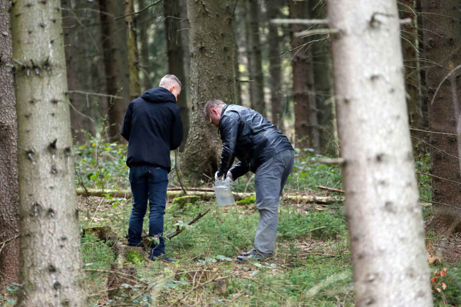 Ermittler suchten im Wald vor dem Asylheim nach Spuren.