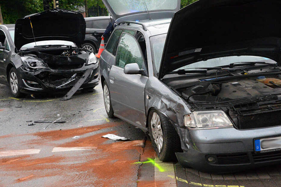 Eine 31-Jährige übersah einen entgegenkommenden Opel und krachte mit ihm zusammen.