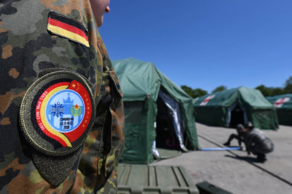 Sanitätssoldaten der Chinesischen Volksbefreiungsarmee haben in Bayern eine Übung mit der Bundeswehr begonnen. Bis zum 17. Juli werde im niederbayerischen Feldkirchen das Szenario eines gemeinsamen UN-Einsatzes trainiert.