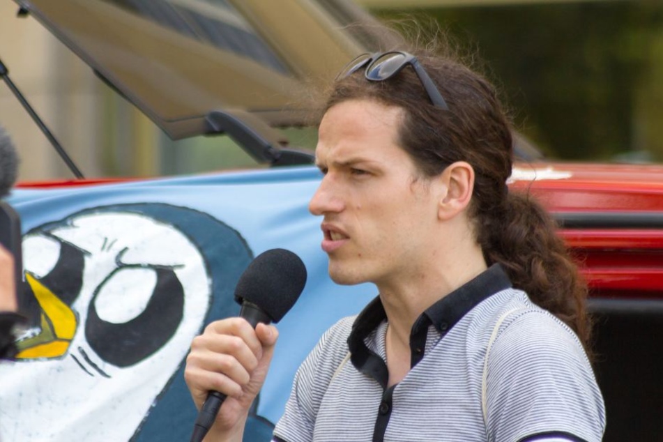 Jürgen Kasek (36) wurde wieder mal Opfer eines feigen rechtsextremistischen Anschlags.