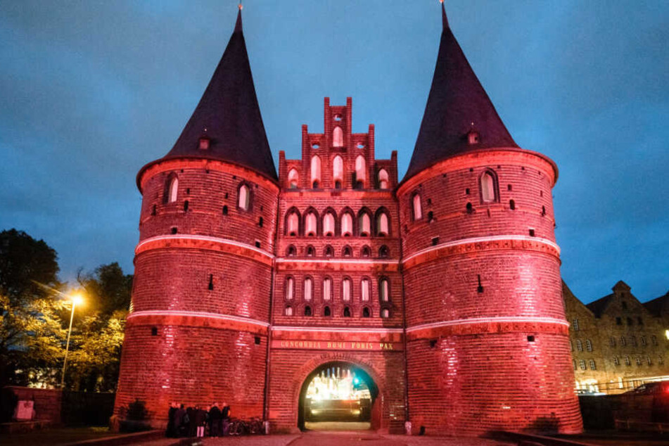 Das Lübecker Holstentor erstrahlte auch vor einem Jahr schon in Pink.