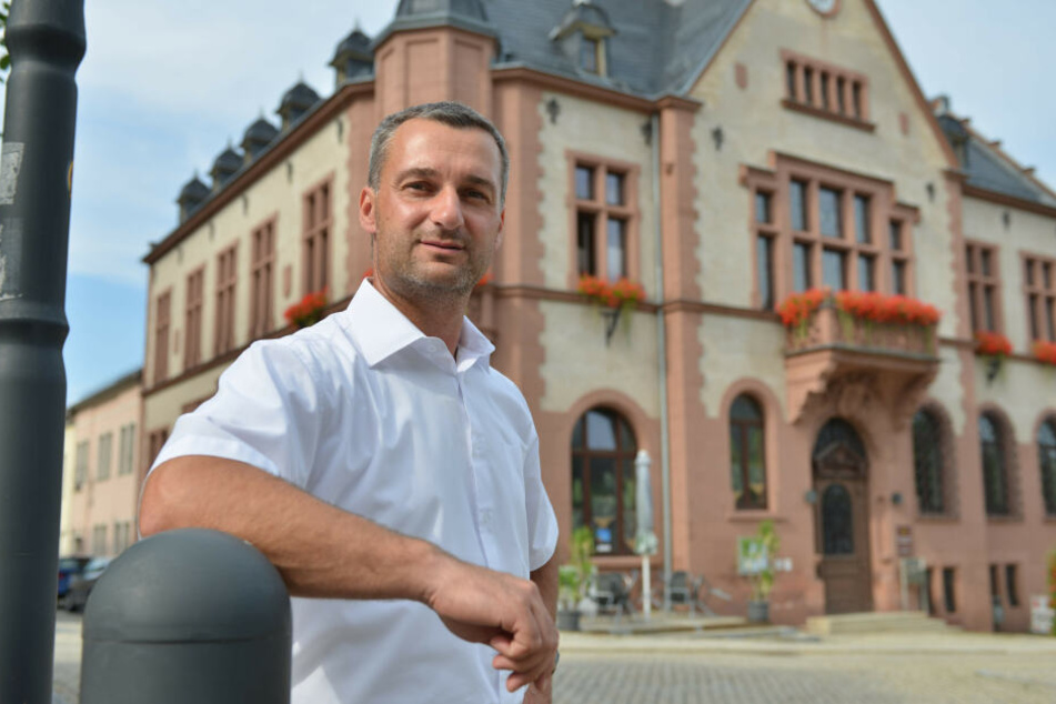 Adorfs Bürgermeister Rico Schmidt (42, SPD) will die Zahl der Osterfeuer in seiner Stadt eindämmen.