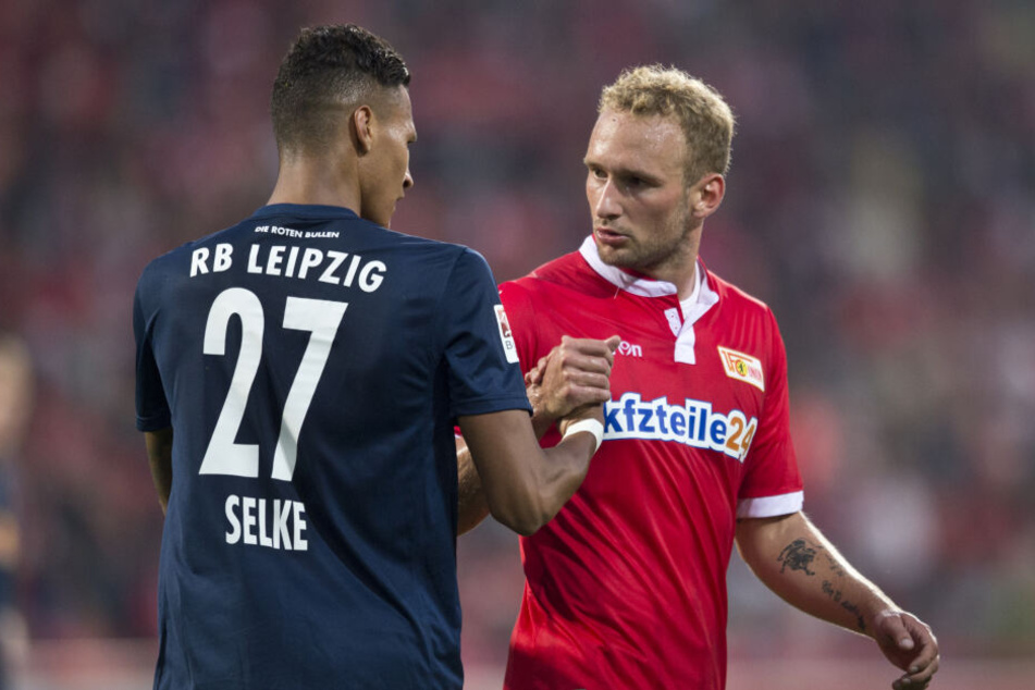 Damals noch in Liga zwei: Leipzigs Davie Selke (l. heute Hertha BSC) und Toni Leistner (r. heute QPR) geben sich die Hand.