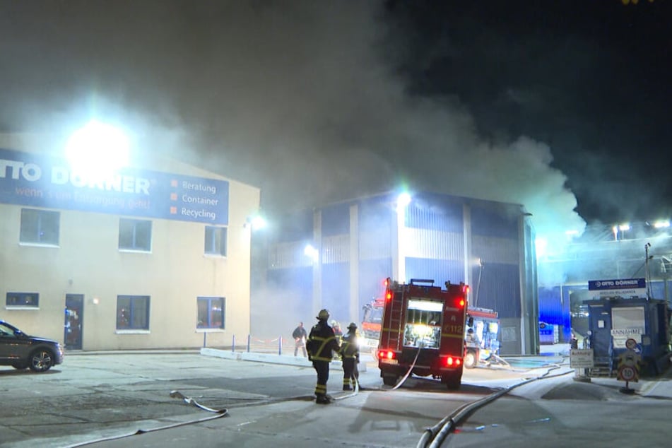 Die Feuerwehr rückte zu einem Großband zweier Lagerhallen aus.