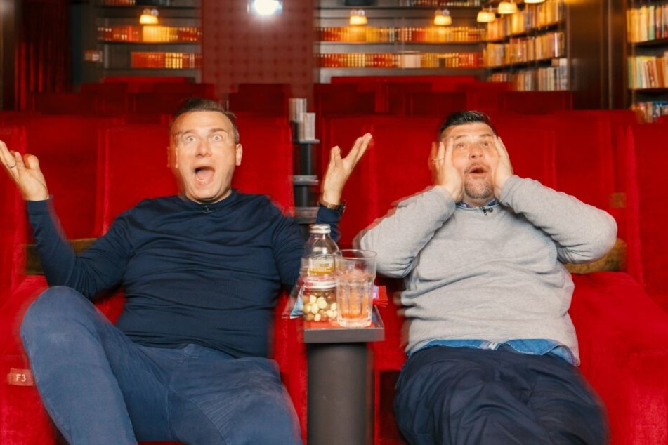 Tim Raue (links) und Tim Mälzer sind beim gemeinsamen Anschauen der Challenges so entsetzt wie amüsiert.