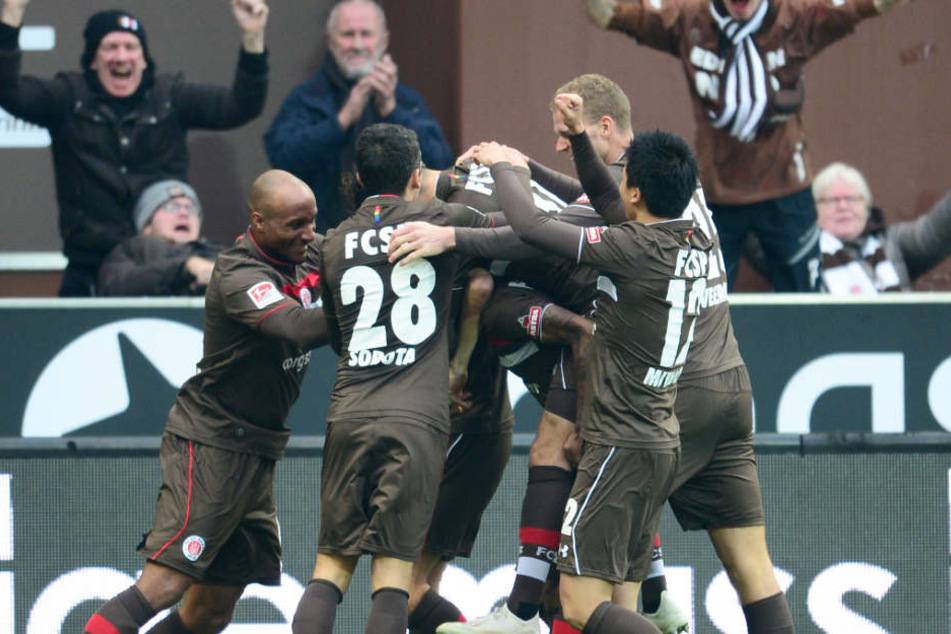 Die Pauli-Spieler jubeln über den Führungstreffer von Jeremy Dudziak.