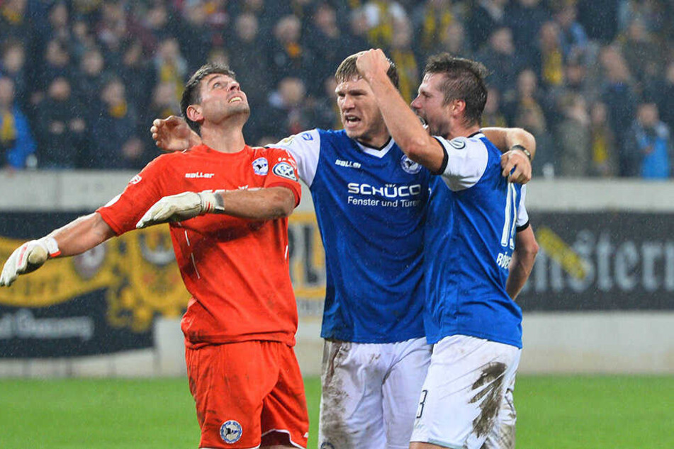 Arminias Hesl, Klos und Börner (v.l.n.r) nach dem Achtelfinal-Einzug.