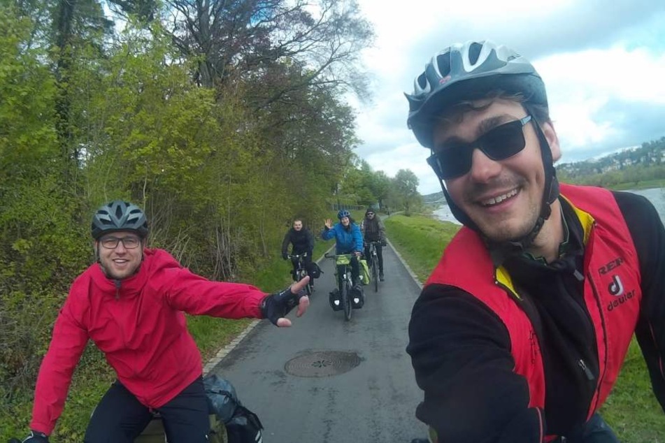Auf dem Elberadweg am Blauen Wunder radelten Johann Georg Cyffka (30, l.) und Ludwig Gloger (29) im April los.