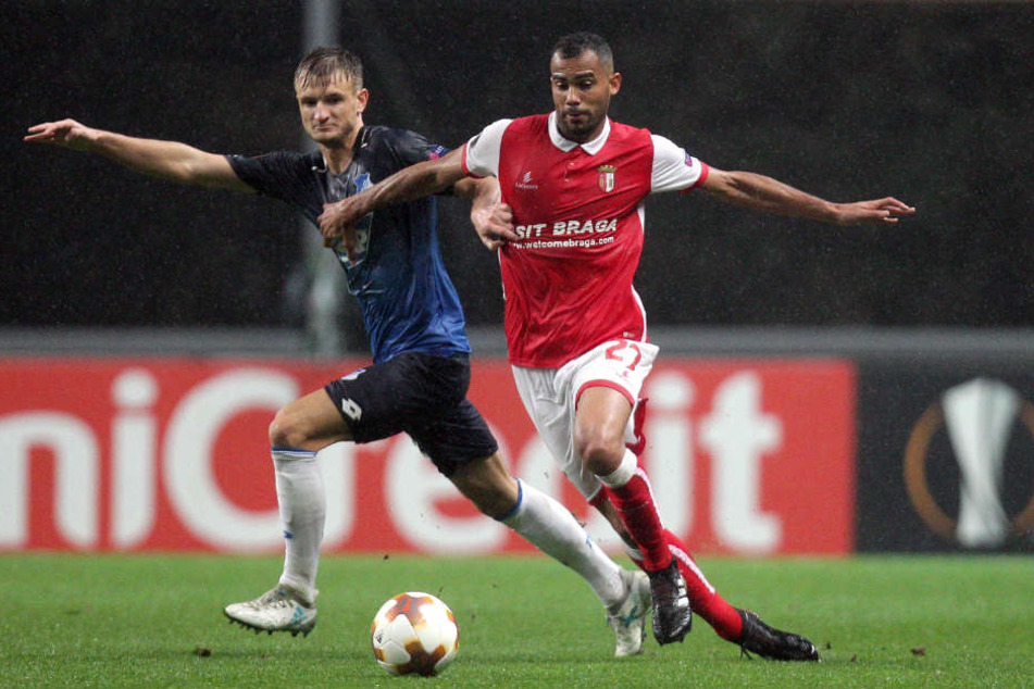 Kampf um den Ball: Hoffenheims Stefan Posch (links) und Bragas Fransergio.