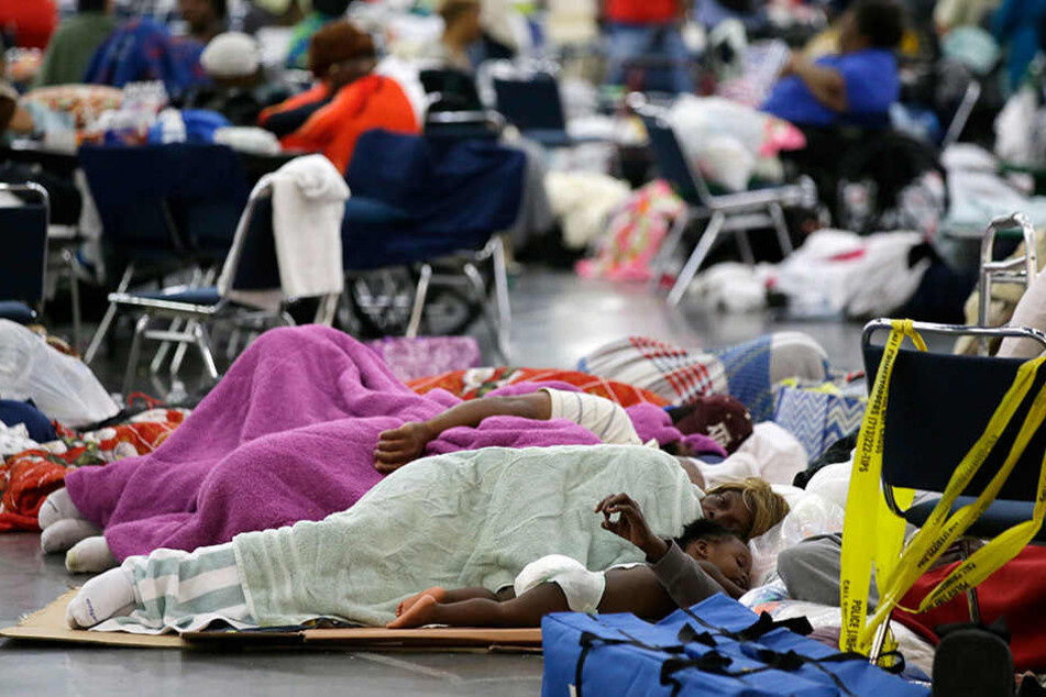 Die Menschen in Texas (USA) schlafen in Notunterkünften, weil sie ihr Zuhause verloren haben.