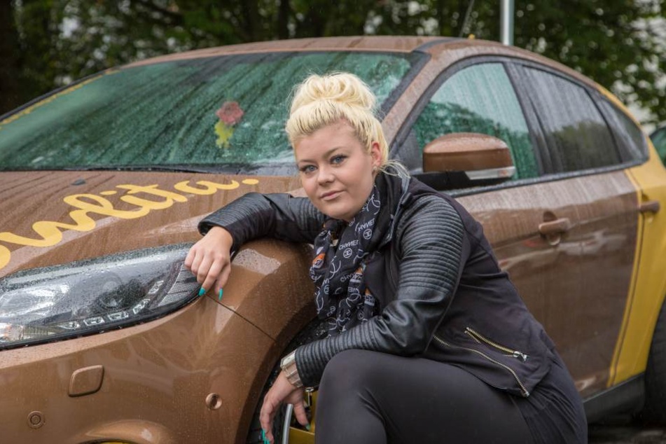 Claudia Pflugbeil mit ihrem Ford Focus.