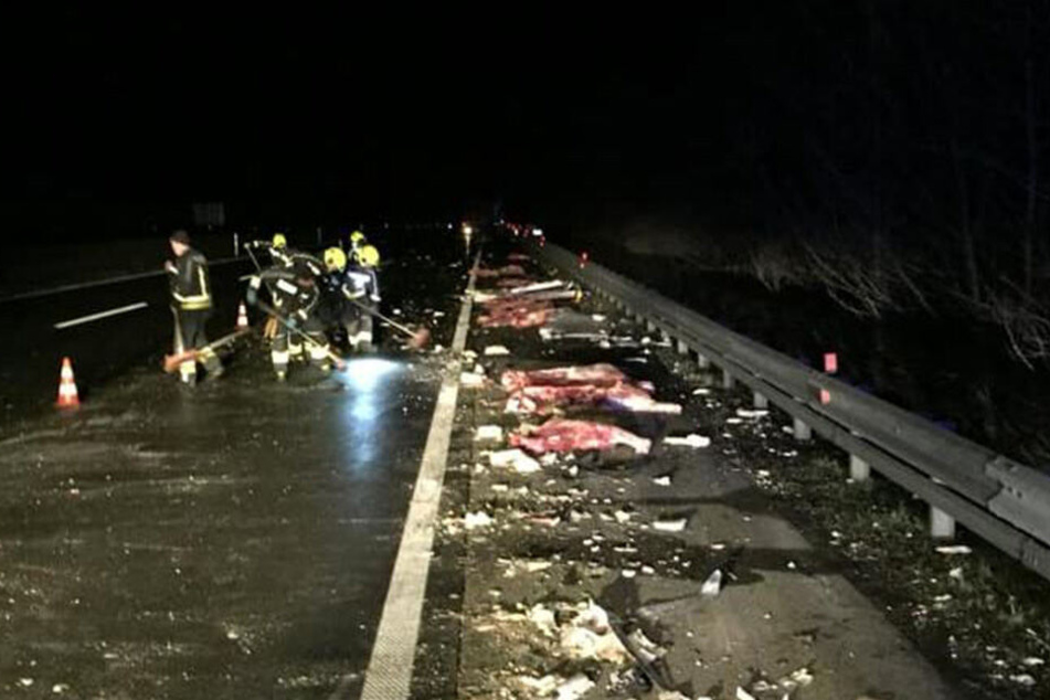 Emsig! Die Einsatzkräfte der Frewilligen Feuerwehr Amstetten hatten alle Hände voll zu tun.