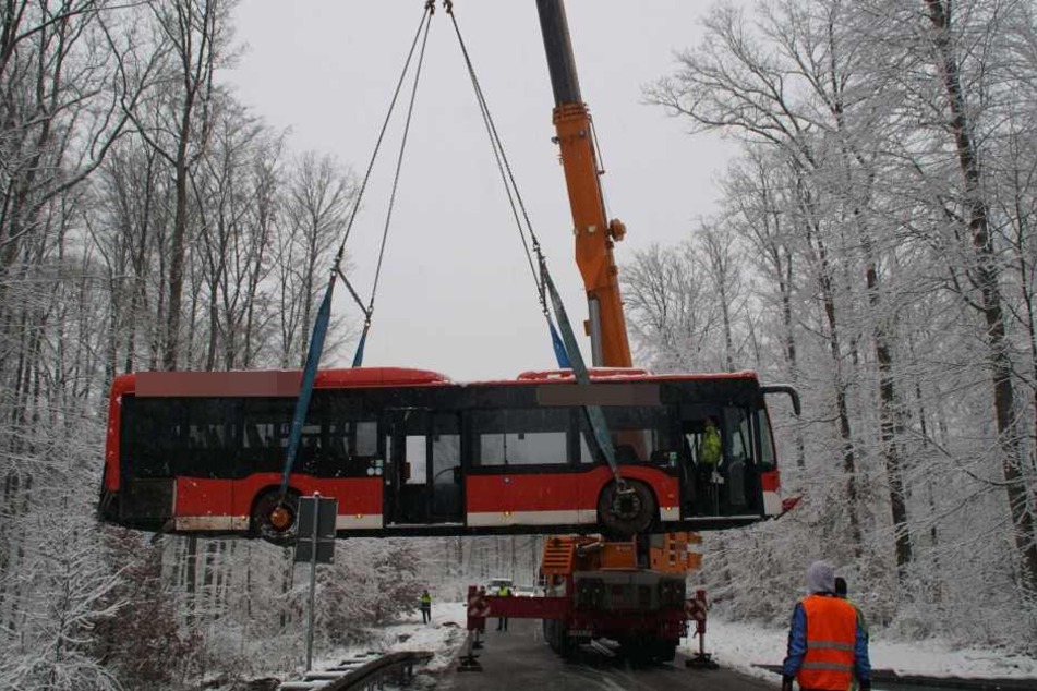 Bei dem Unfall wurde eine 88-Jährige verletzt, die als Fahrgast im Bus war.
