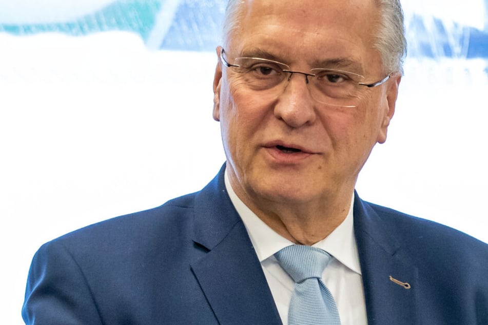 Das Foto zeigt Joachim Herrmann (CSU) im Dezember 2018 bei einer Pressekonferenz.