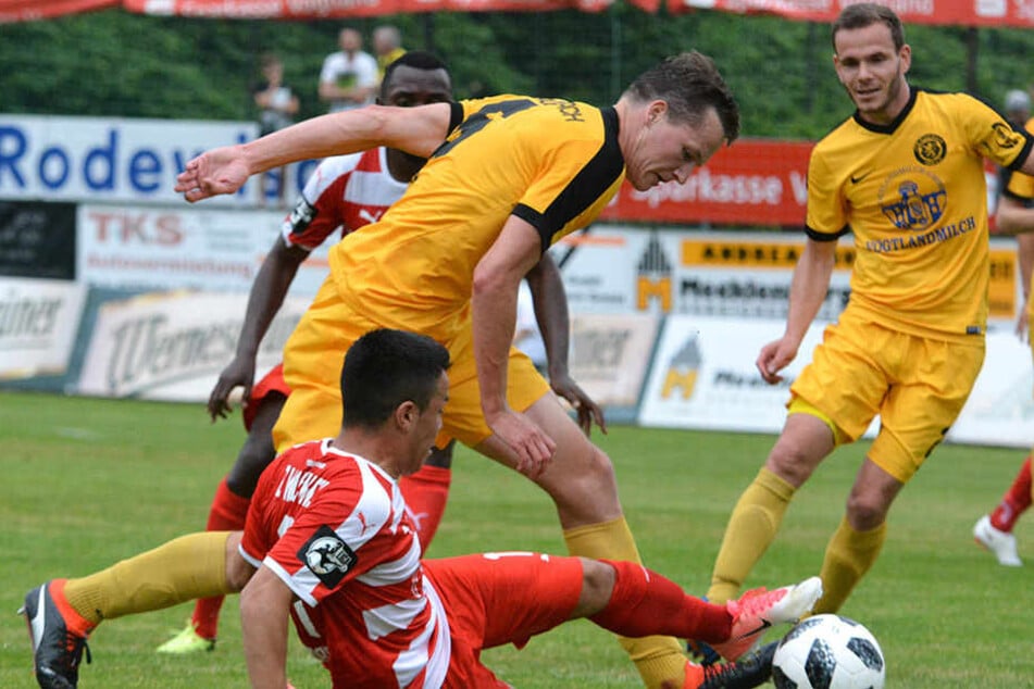 Vollgas auch im Testspiel gegen Regionalligist: Manolo Rodas grätscht VfB-Kicker Vaclav Heger die Kugel vom Fuß.