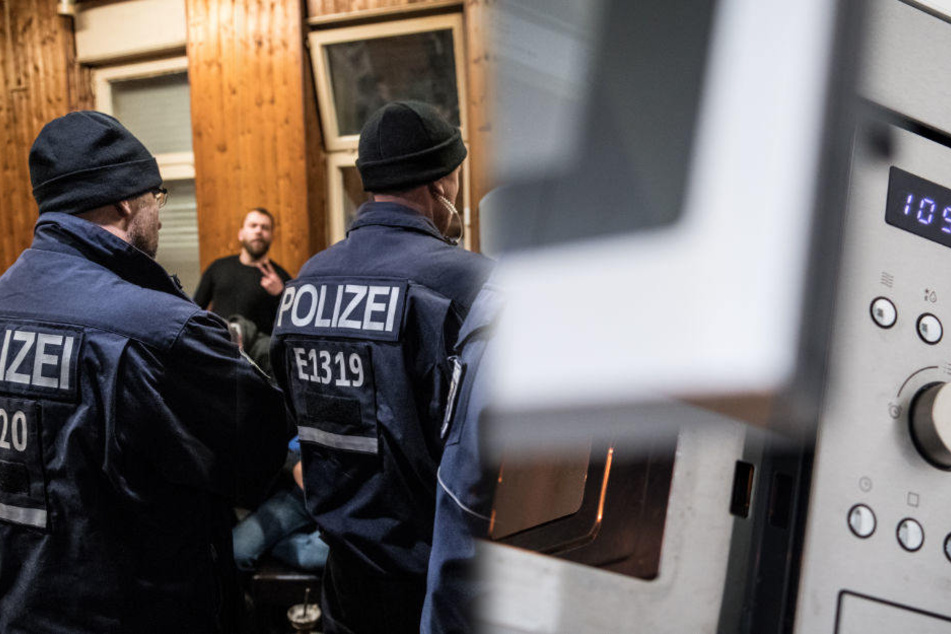 Bei einem Einsatz wurden Polizisten mit einer Mikrowelle beworfen. (Symbolbild)